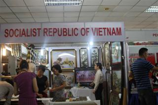 ຫວຽດນາມເຂົ້າຮ່ວມງານຕະຫຼາດນັດເຄື່ອງສິລະປະຫັດຖະກຳລາວ2015